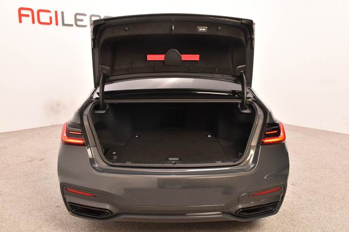 Grå BMW 745e fra 2022