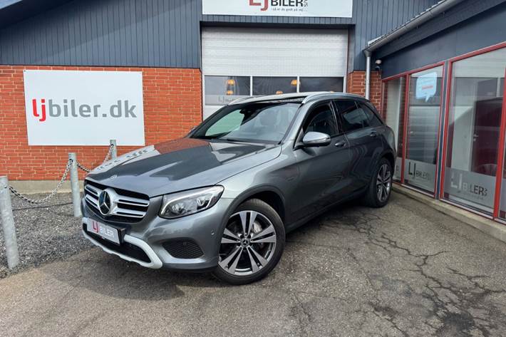 Grå Mercedes GLC350 e fra 2018