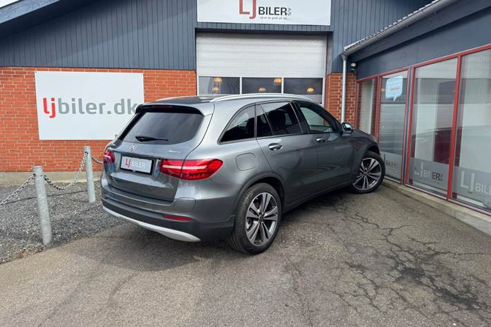 Grå Mercedes GLC350 e fra 2018