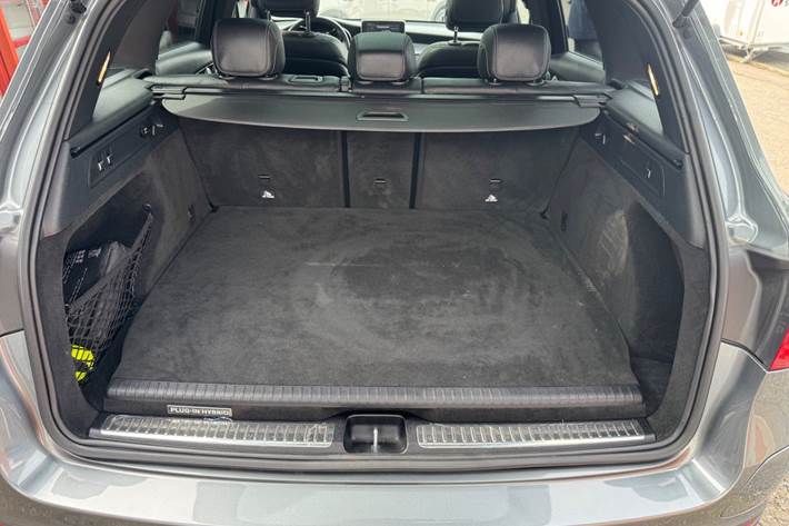 Grå Mercedes GLC350 e fra 2018