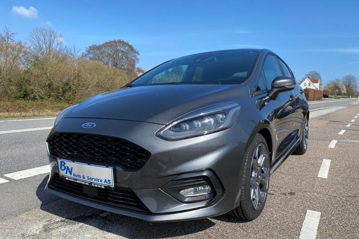 Grå Ford Fiesta fra 2021 set udefra