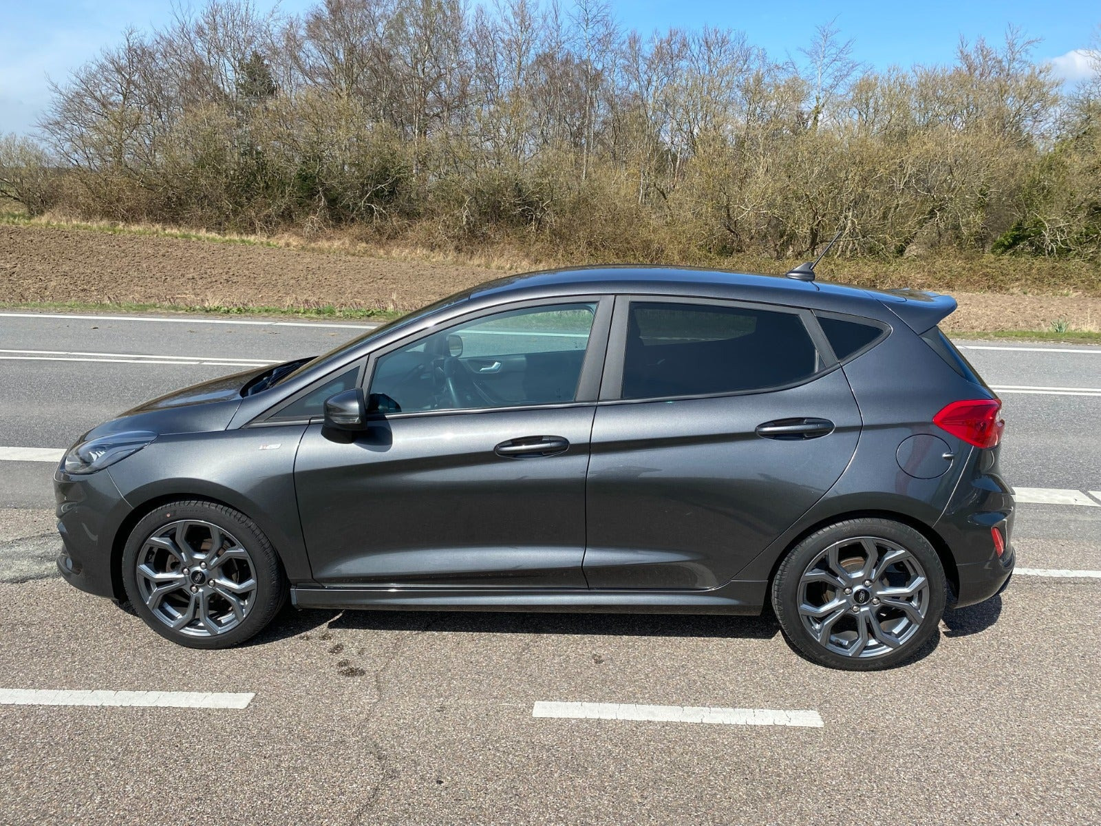 Grå Ford Fiesta fra 2021