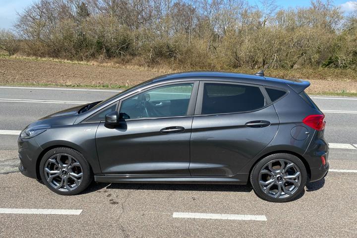 Grå Ford Fiesta fra 2021