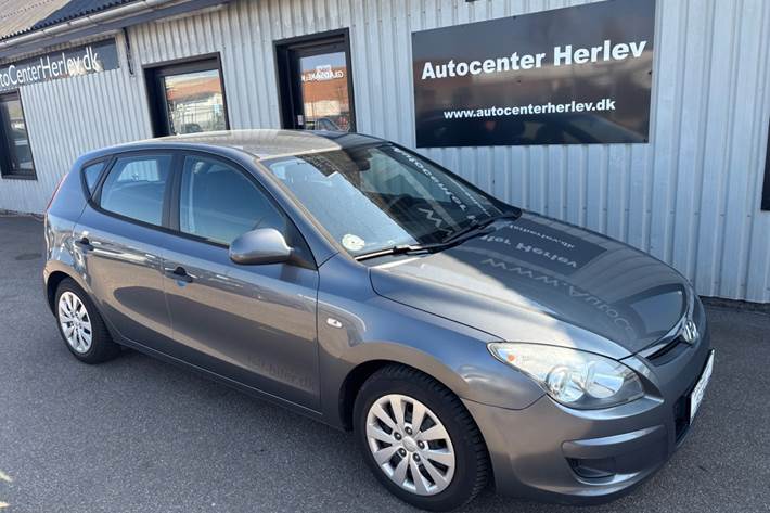 Grå Hyundai i30 fra 2010