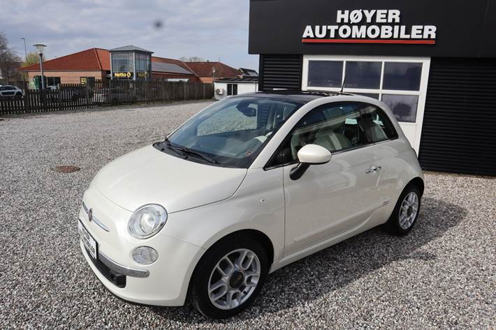 Hvid Fiat 500 fra 2014 set udefra