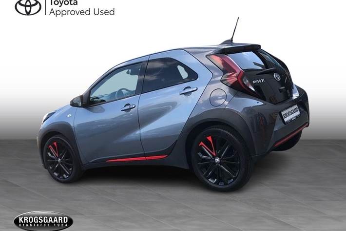 Grå Toyota Aygo X fra 2023