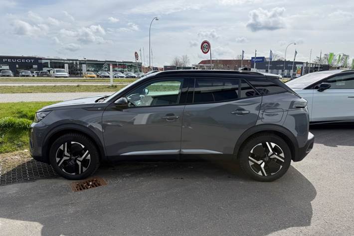 Grøn Peugeot e-2008 fra 2024