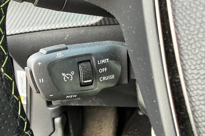 Grøn Peugeot e-2008 fra 2024