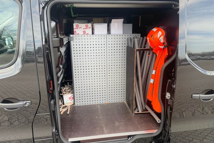 Sort Nissan Primastar fra 2023