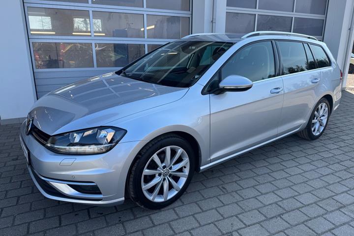 Sølv VW Golf VII fra 2018 set udefra