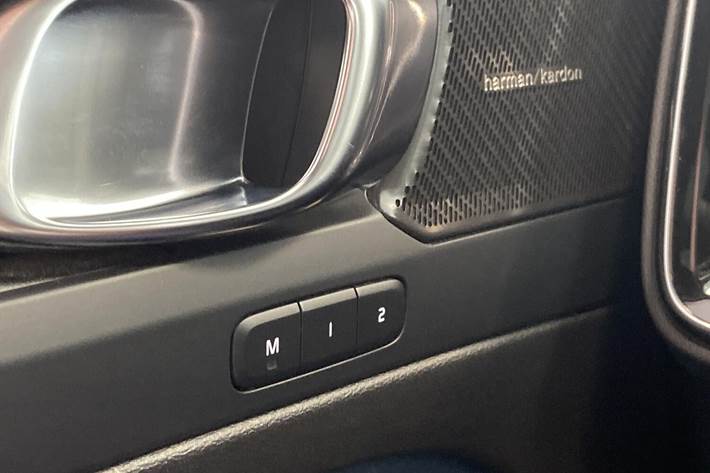 Grå Volvo XC40 fra 2022