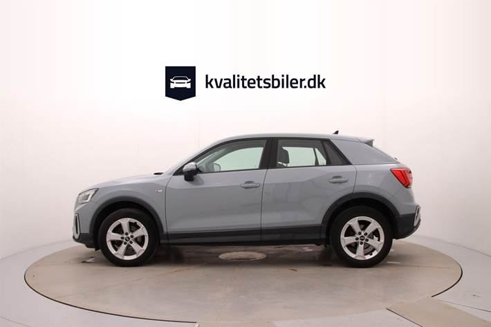 Grå Audi Q2 fra 2023