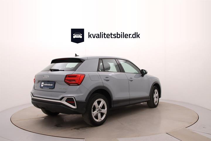 Grå Audi Q2 fra 2023