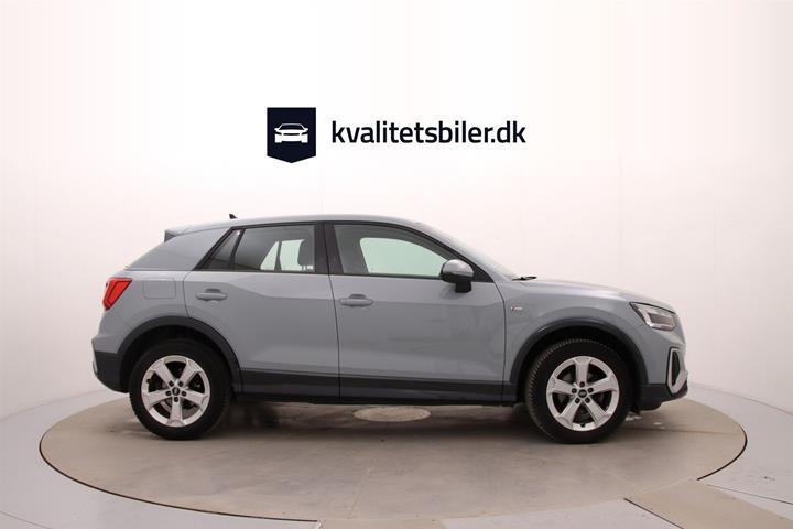 Grå Audi Q2 fra 2023