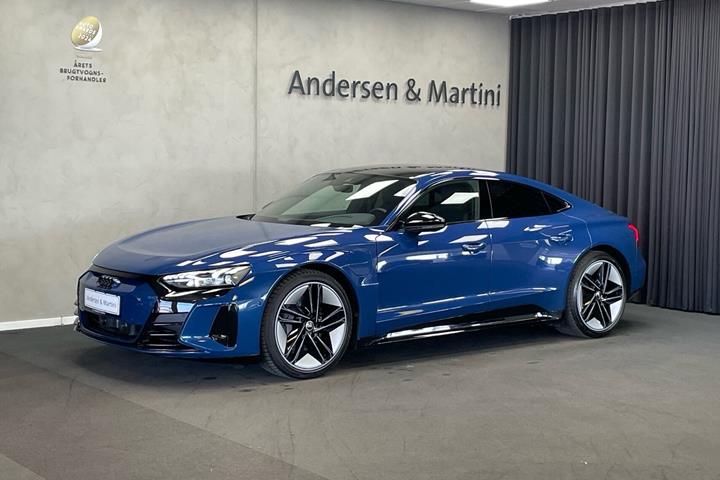 Blå Audi e-tron GT fra 2023 set udefra