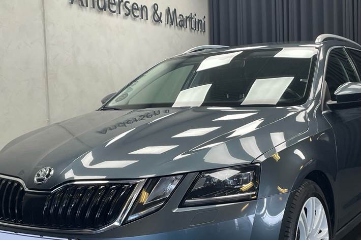 Sort Skoda Octavia fra 2019