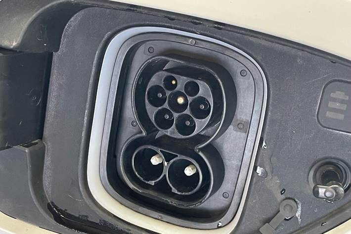 Hvid Hyundai Kona fra 2023