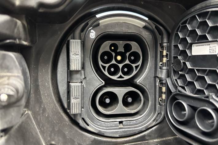 Grå Mercedes EQB 250 fra 2022