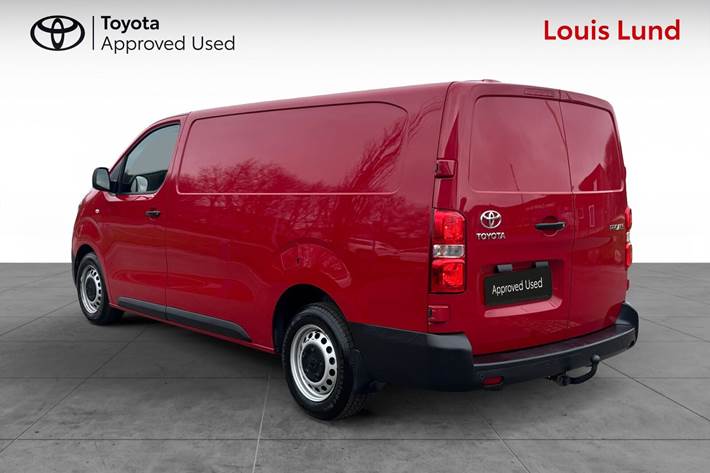 Rød Toyota ProAce fra 2023