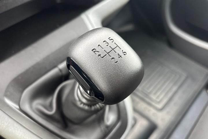 Rød Toyota ProAce fra 2023