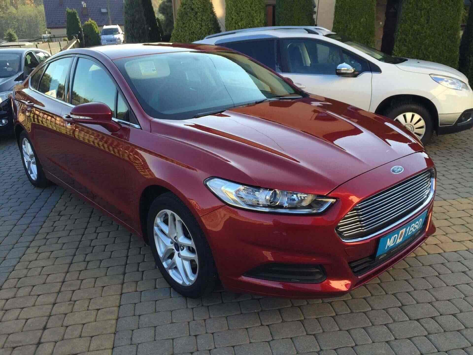 Rød Ford Mondeo fra 2015