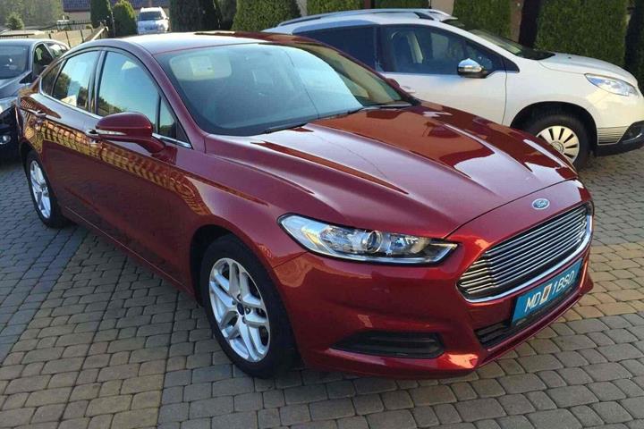 Rød Ford Mondeo fra 2015