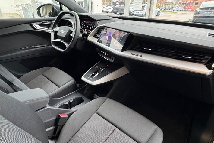 Grå Audi Q4 fra 2024