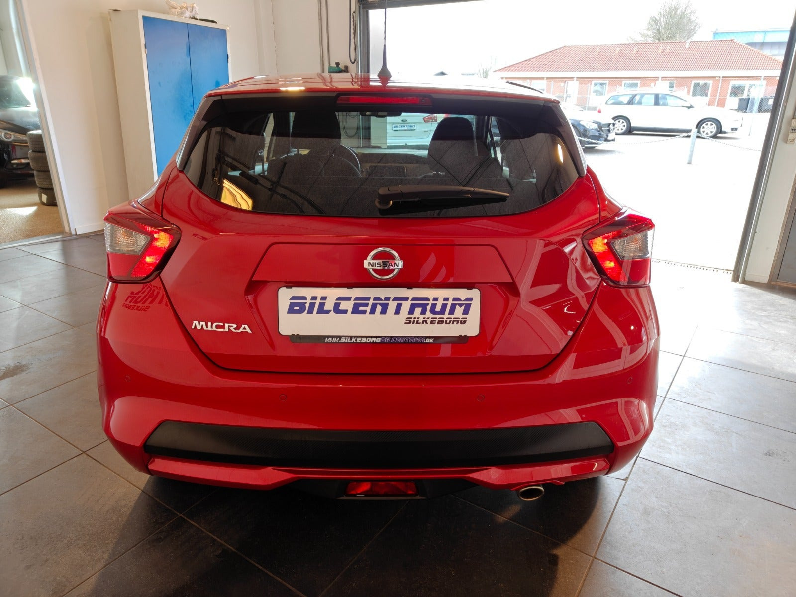 Rød Nissan Micra fra 2020 set udefra