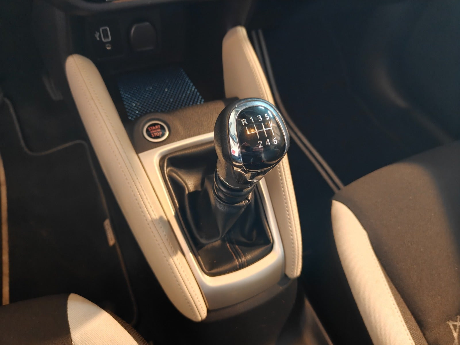 Rød Nissan Micra fra 2020 set indefra