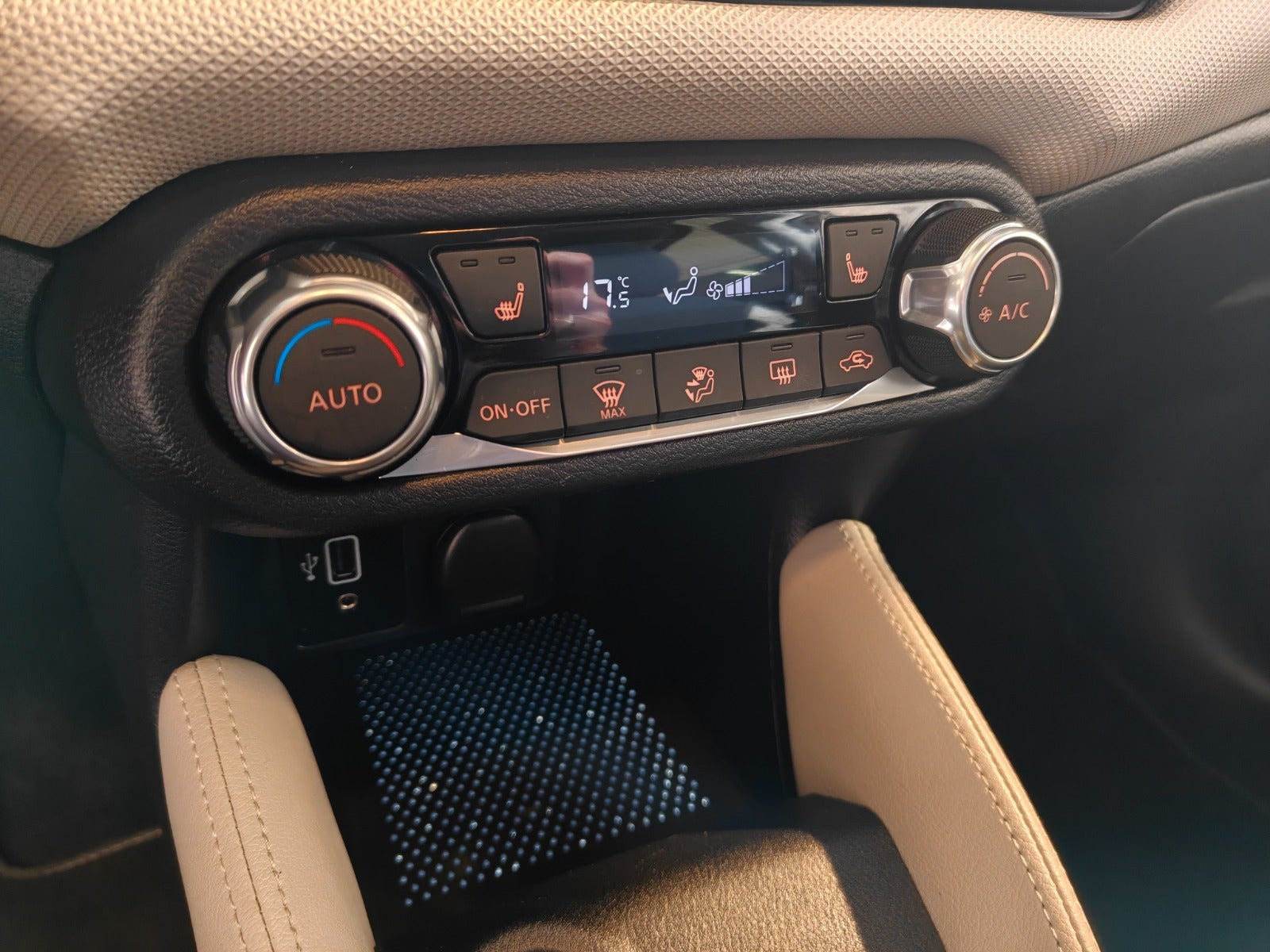 Rød Nissan Micra fra 2020 set indefra