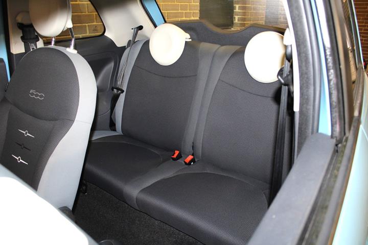 Blå Fiat 500 fra 2015