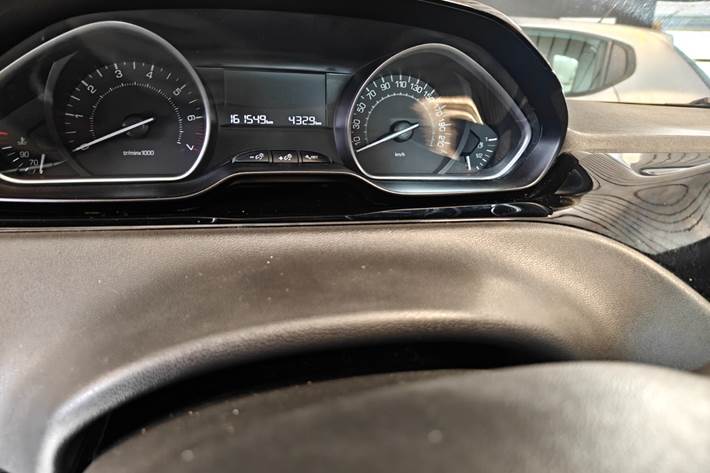 Gul Peugeot 208 fra 2015