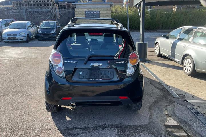 Sort Chevrolet Spark fra 2011 set udefra