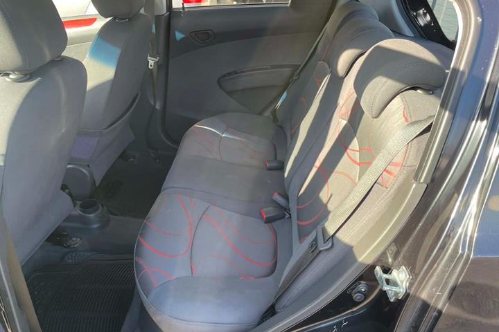 Sort Chevrolet Spark fra 2011 set indefra