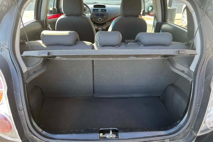 Sort Chevrolet Spark fra 2011 set udefra