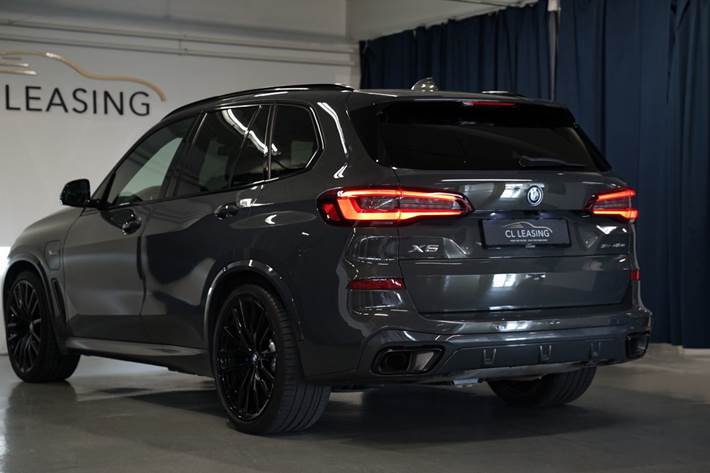 Grå BMW X5 fra 2023