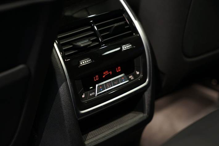 Grå BMW X5 fra 2023