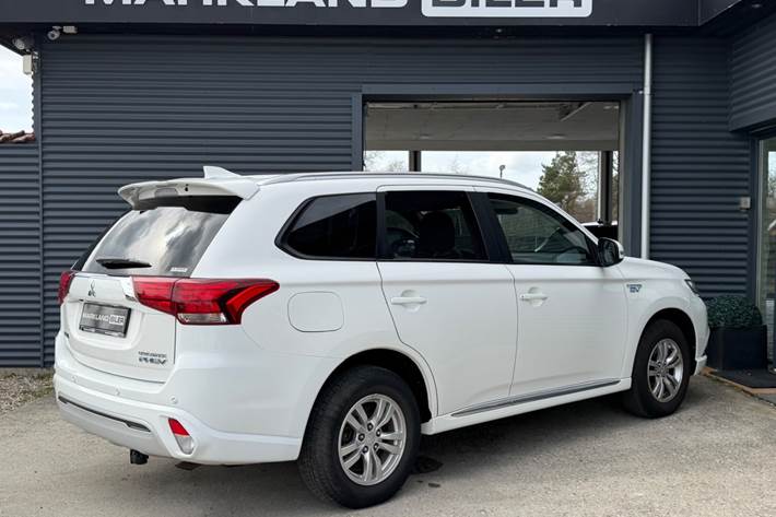 Hvid Mitsubishi Outlander fra 2019