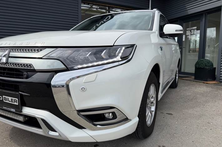 Hvid Mitsubishi Outlander fra 2019