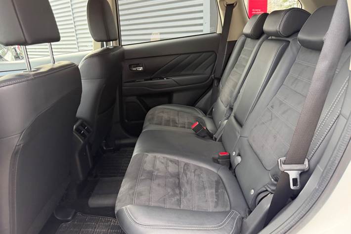 Hvid Mitsubishi Outlander fra 2019