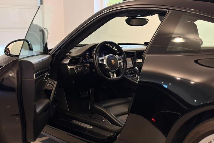 Sort Porsche 911 Carrera 4S fra 2015