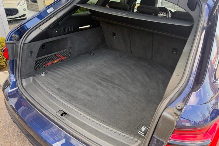 Blå Audi A6 fra 2020