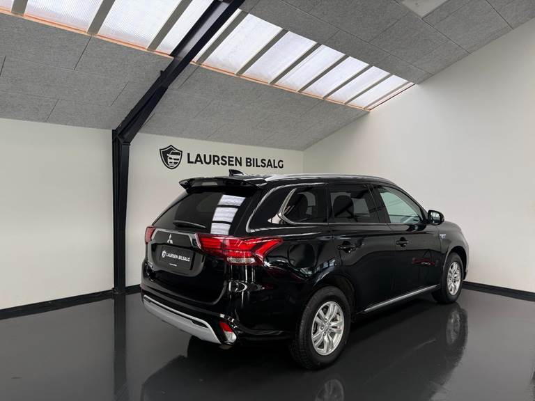 Mitsubishi Outlander 2,4 PHEV Invite CVT 4WD