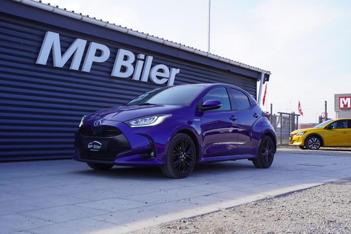 Blå Toyota Yaris fra 2021 set udefra