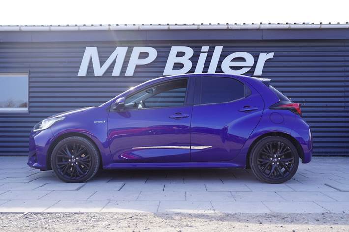 Blå Toyota Yaris fra 2021