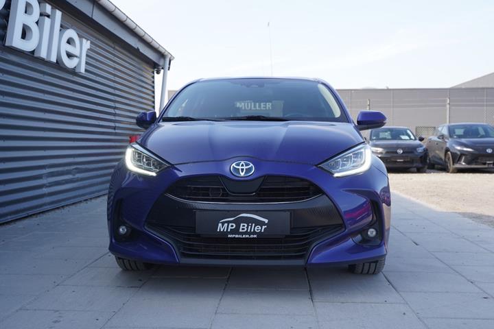 Blå Toyota Yaris fra 2021