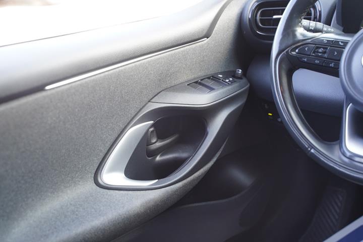 Blå Toyota Yaris fra 2021