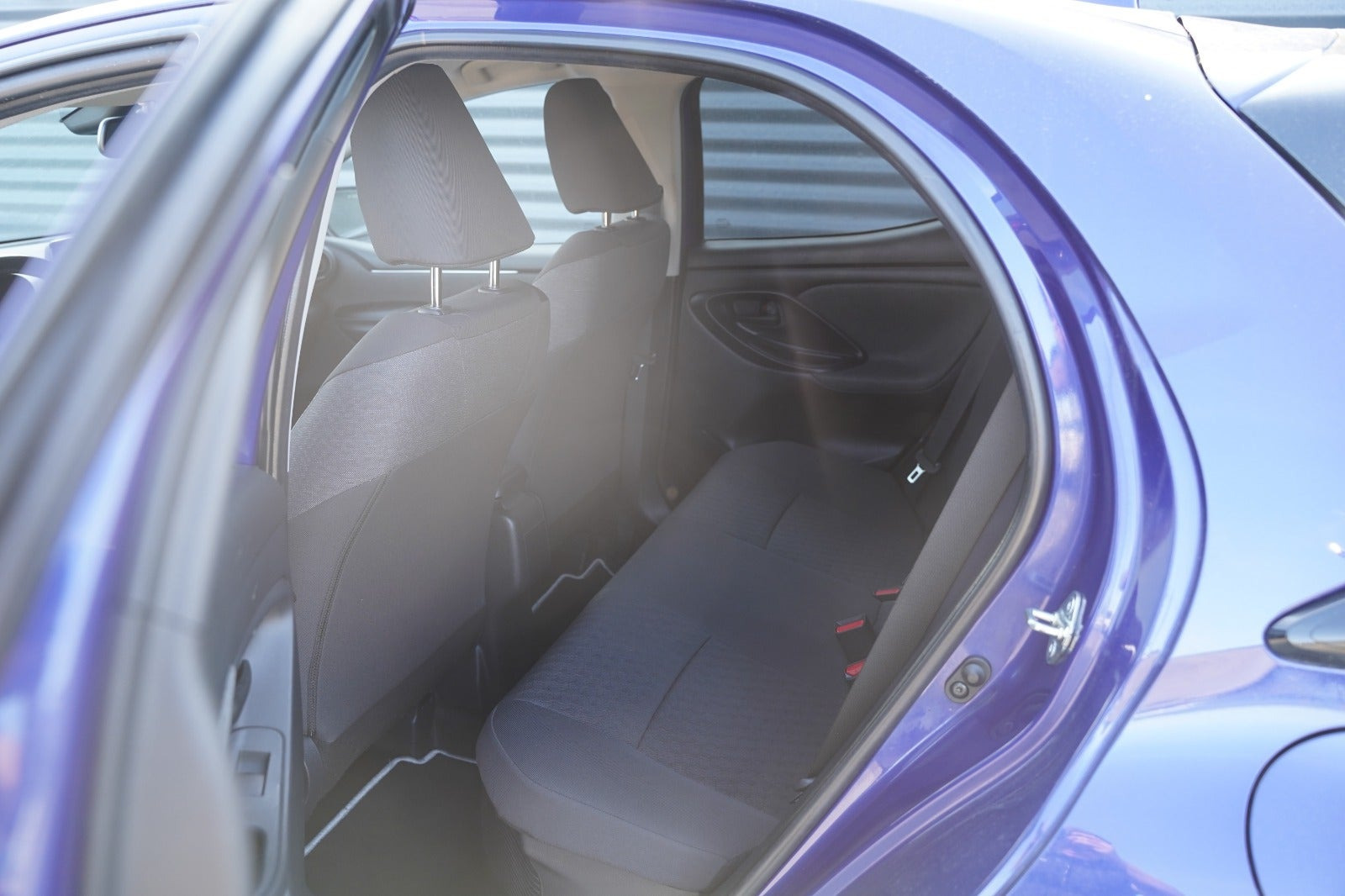 Blå Toyota Yaris fra 2021