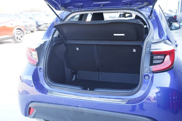 Blå Toyota Yaris fra 2021