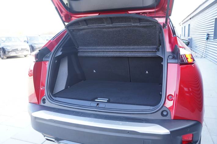 Rød Peugeot 2008 fra 2020